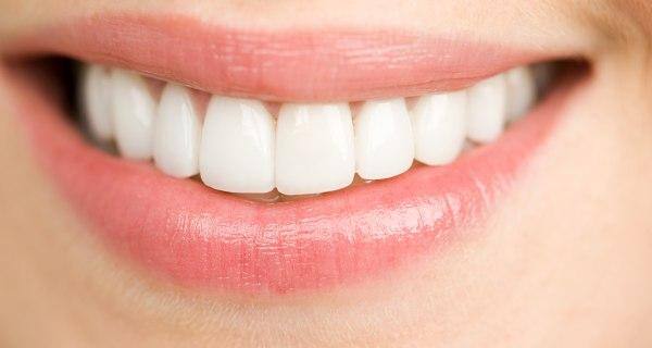 moisturise lips with castor oil