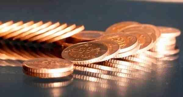 Bizarre new 'erotic collarbone' coin balancing trend - TheHealthSite