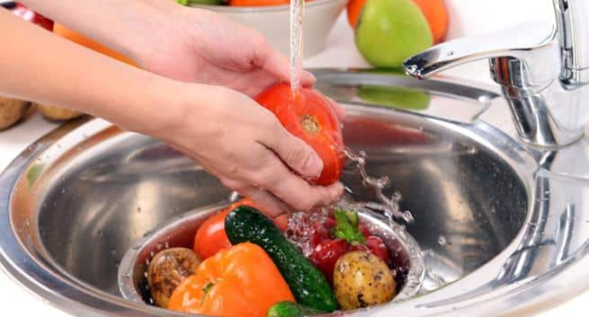 How To Wash Vegetables And Fruits The Right Way Read Health Related Blogs Articles And News On 5561