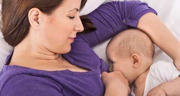 mother-breastfeeding-to-baby Hindi