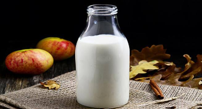 Warm-milk-with-clove-helps-deal-with-irregular-blood-flow Hindi
