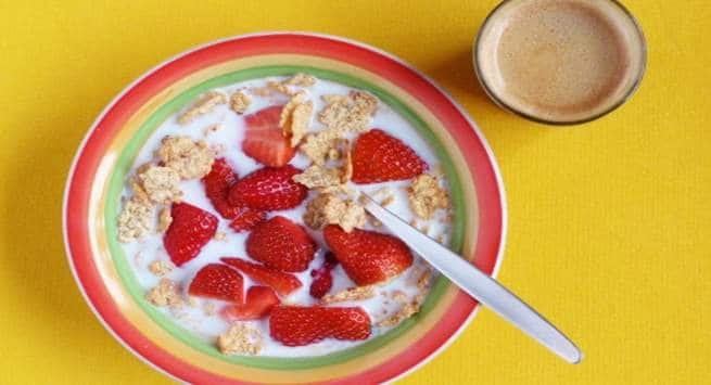 Bran cereals with strawberries and almond milk