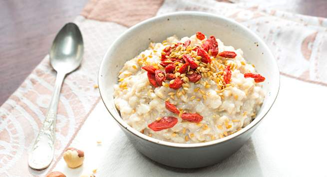Oatmeal with cinnamon and flaxseeds