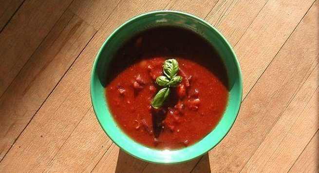 Tomato and cinnamon soup