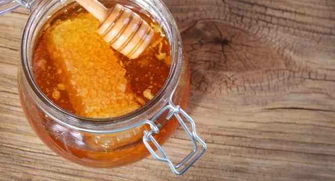 honey to moisturize skin during holi