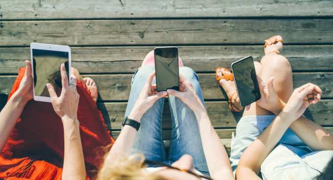 Finger-pain Smartphone addiction can lead to pains