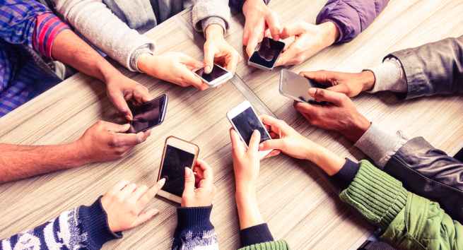 Pains-due-to-smartphone-use Smartphone addiction can lead to pains