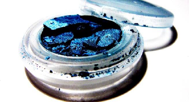 broken-eyeshadow Hindi