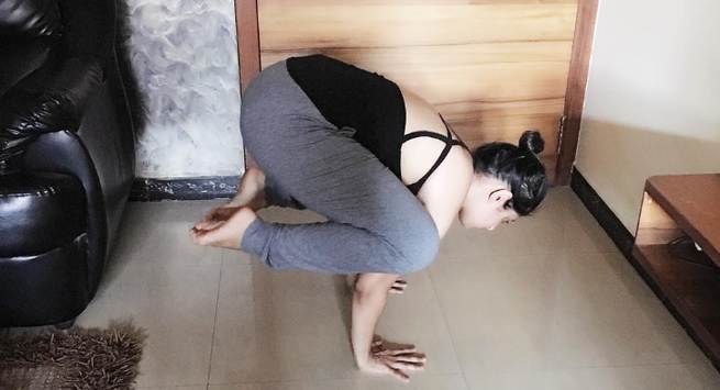doing-balancing-yoga-postures in hindi