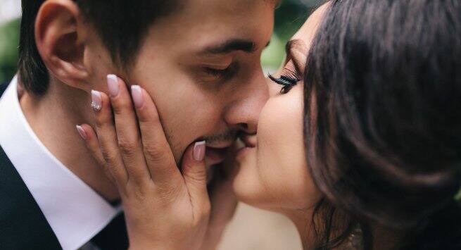 kissing disease in hindi