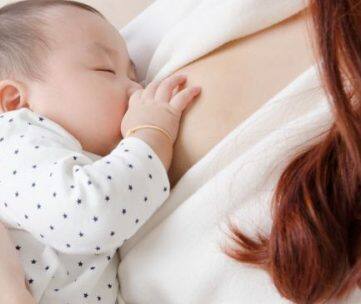 ब्रेस्टफीडिंग से ब्रेस्ट का आकार बिगड़ जाता है? जानें सच है या मिथक !