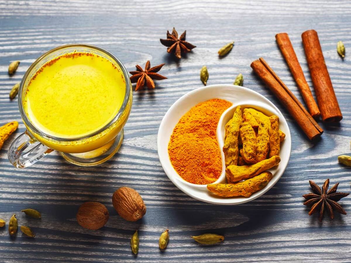 Haldi Wala Doodh Peene Ke Fayde Aur Nuksan