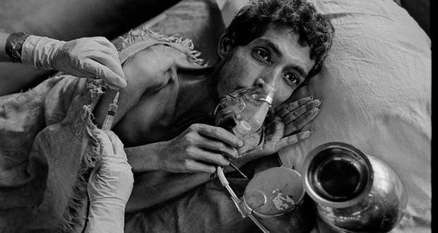 Group of Tuberculosis Hospitals, Mumbai, India. A patient with advanced pulmonary TB recieves a daily inject as well as oxygen.
