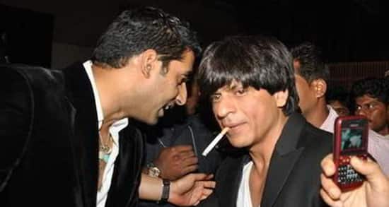 srk smokes which cigarette When Shah Rukh Khan said, "main ek din mein 100 cigarettes smoke karta hu, khana aur paani peena bhi bhul jata hu" and shocked fans Shahrukh Khan smokes during interview,