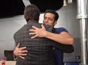 Big B hugs Salman Khan