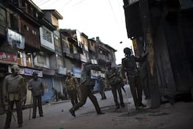 Doctors in Kashmir Valley sacrifice sleep and several meals to treat the injured tirelessly Doctors in Kashmir Valley sacrifice sleep and several meals to treat the injured tirelessly