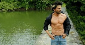 Shah Rukh Khan shows off 8-pack abs at Google event, Salman Khan confesses he has none!
