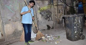 Swachh Bharat Abhiyan: Prasoon Joshi cleans the lanes of Lalbagh