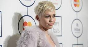Miley Cyrus undergoes wrist surgery, uploads hospital selfies