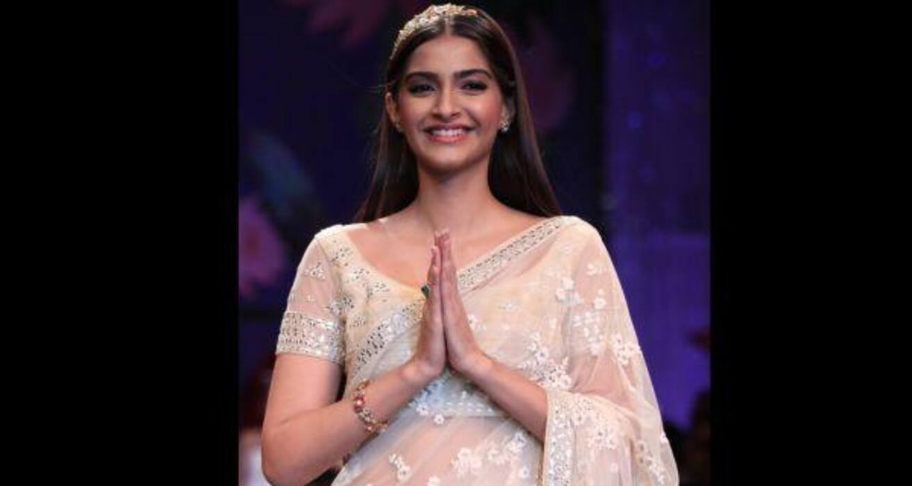 Priyanka Chopra, Kareena Kapoor, Sonam Kapoor -- Which Bollywood actress pulls off the saree better?