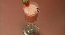 Healthy mocktail recipe: Strawberry colada