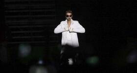 Justin Beiber tries to impress Selena Gomez by going blonde