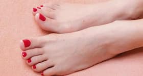 Cracked heels? Try these 5 effective homemade foot packs!