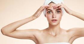 Use coriander juice to fight acne, blackheads and dry skin
