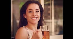 I feel a weird sensation in my teeth when I drink wine. (Query)