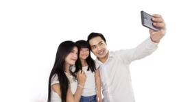 Are parents selfies taking a toll on their child's psyche?