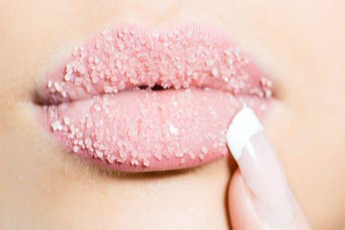 how to apply lipstick on dry lips