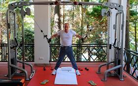 Russian President Vladimir Putin works out with PM Dmitry Medvedev