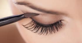 These mistakes are making your eye make-up smear all over your face These mistakes are making your eye make-up smear all over your face