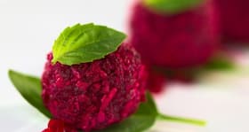 Healthy beetroot laddoo recipe -- no sugar, no ghee, no milk!