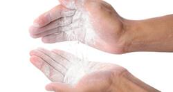 She rubs some cornflour on her hair, what happens next will amaze you!