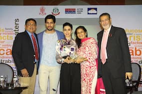 Sidharth Malhotra and Karisma Kapoor want you to take care of your eyes! Sidharth Malhotra and Karisma Kapoor want you to take care of your eyes!