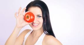 An excellent home remedy for dark circles -- Tomato pulp