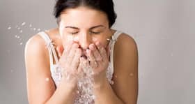Cold Water for Skin: रात में ठंडे पानी से चेहरा धोने के फायदे ।