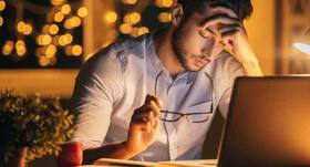 Are you hooked to your smartphones and other gadgets? Doctors say it can give you a hunched back