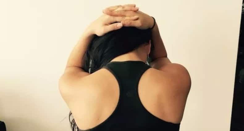 5 quick office stretches to soothe neck pain