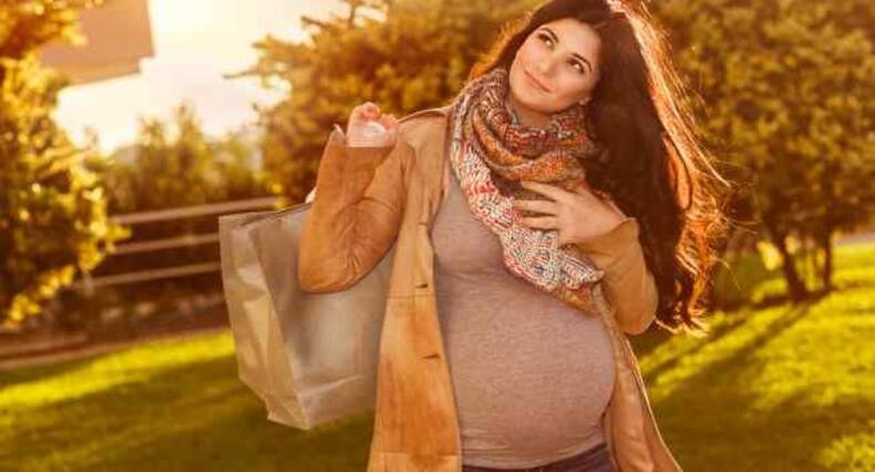10 things every pregnant woman should have in her handbag
