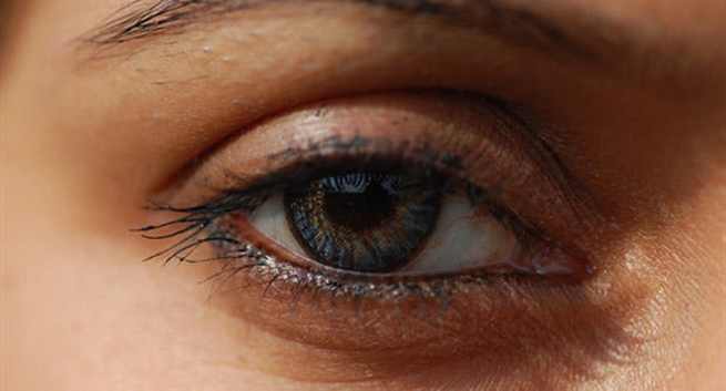 How to remove sand or dust particles stuck in your eyes - Read Health