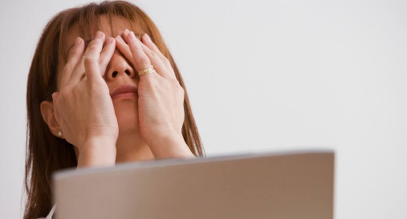 6 daily habits that harm your eyes