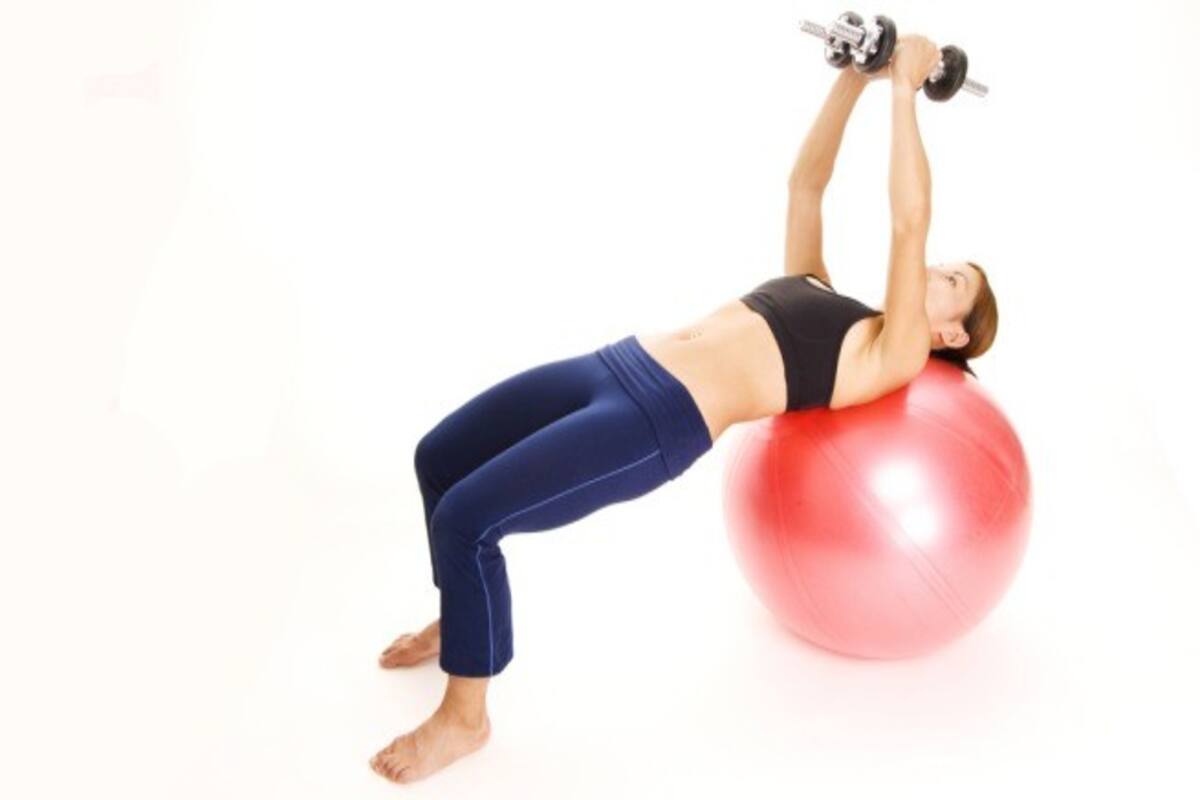 Do A Set Of Dumbbell Flyes For Firm Breasts Thehealthsite Com