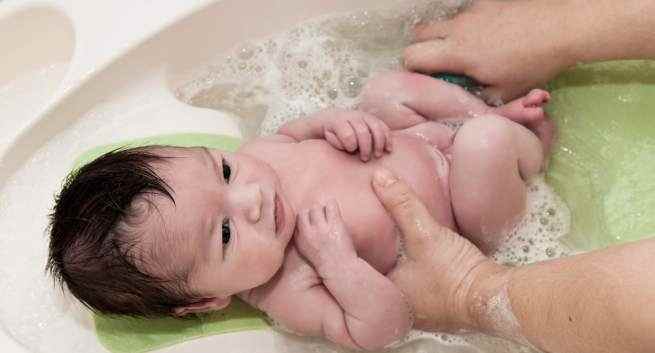 give a bath to your newborn baby 