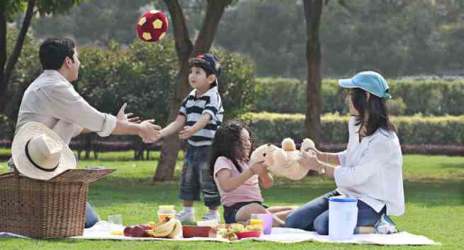 7 Ways Working Parents Can Make Time To Play Outdoors With Kids Thehealthsite Com