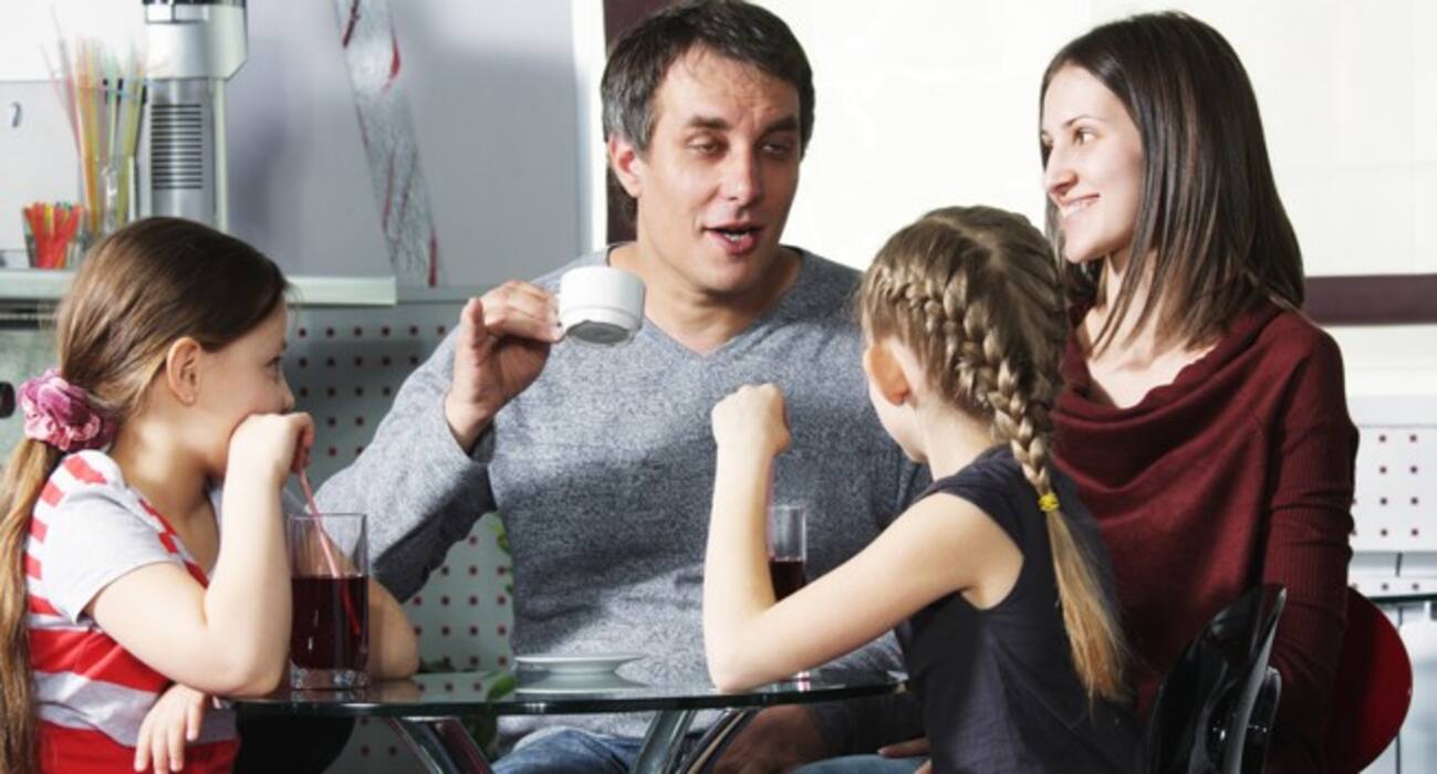 5 tricks to keep kids busy at a restaurant (and we don't mean using gadgets)