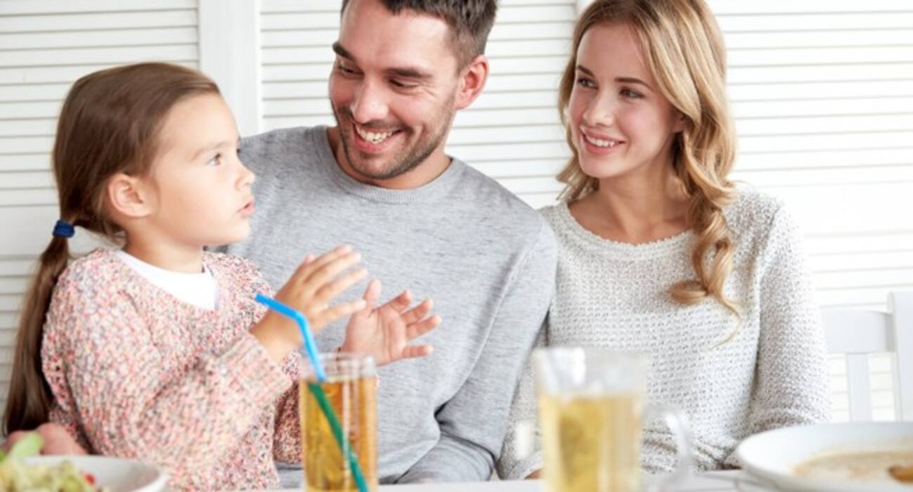 5 tricks to keep kids busy at a restaurant (and we don't mean using gadgets)