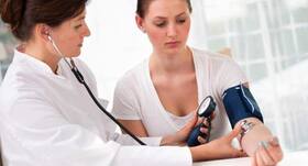 How should you get your blood pressure checked -- while sitting, standing or lying down? How should you get your blood pressure checked -- while sitting, standing or lying down?