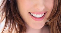 Danielle Collins demonstrates facial yoga exercises to get that perfect smile